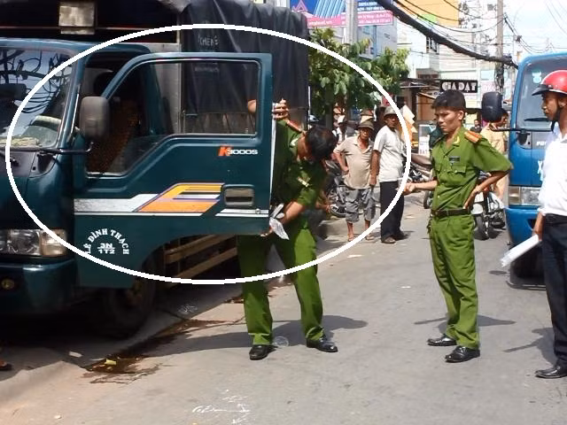 Cơ quan CSĐT tiến hành khám nghiệm hiện trường vụ tai nạn.