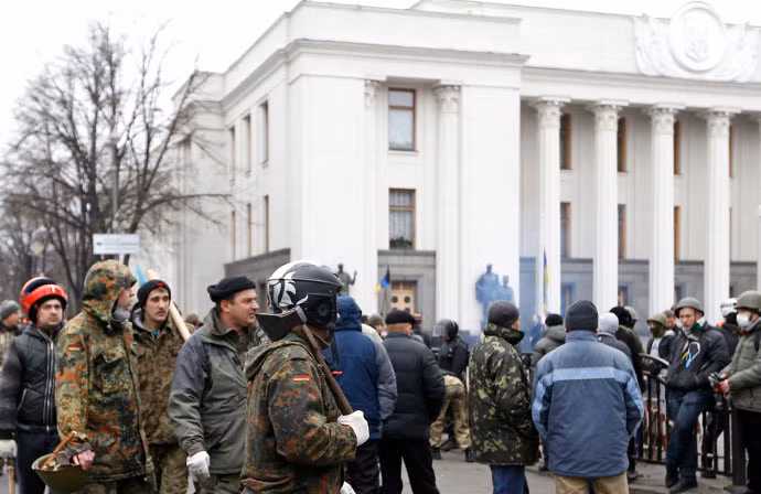 Những người biểu tình tụ tập bên ngoài tòa nhà Quốc hội ngày 22/2/2014. (Ảnh minh họa)