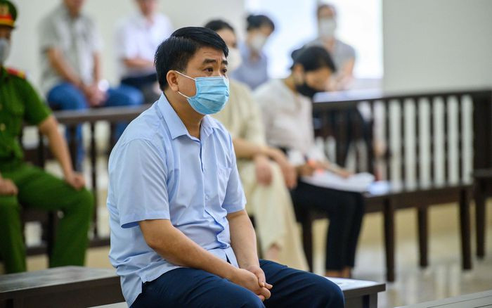 Đến phiên phúc thẩm vừa diễn ra những ngày cuối tháng 6/2022, gia đình cựu Chủ tịch Hà Nội đã nộp toàn bộ số tiền 25 tỷ đồng mà ông Chung bị buộc phải liên đới trách nhiệm bồi thường. Ghi nhận điểm này và những tình tiết giảm nhẹ trách nhiệm hình sự khác, tòa án cấp phúc thẩm đã quyết định giảm án cho bị cáo Chung còn 5 năm tù. Như vậy trong vụ án này, ông Nguyễn Đức Chung đã 2 lần được giảm án liên tiếp.