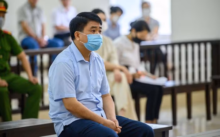 Đến phiên phúc thẩm vừa diễn ra những ngày cuối tháng 6/2022, gia đình cựu Chủ tịch Hà Nội đã nộp toàn bộ số tiền 25 tỷ đồng mà ông Chung bị buộc phải liên đới trách nhiệm bồi thường. Ghi nhận điểm này và những tình tiết giảm nhẹ trách nhiệm hình sự khác, tòa án cấp phúc thẩm đã quyết định giảm án cho bị cáo Chung còn 5 năm tù. Như vậy trong vụ án này, ông Nguyễn Đức Chung đã 2 lần được giảm án liên tiếp.