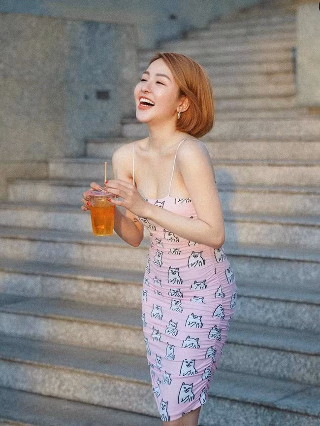 Chúng thường là váy hai dây hoặc sát nách. Dù chỉ là thiết kế đơn sắc, bodycon vẫn thật sự tinh tế với những chất liệu sang trọng và có hiệu ứng nhẹ và co giãn như dệt kim, metallic, kaki pha cotton,…