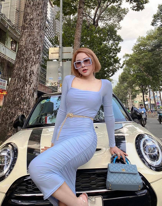 Vốn dĩ là người theo đuổi hình ảnh gợi cảm nên trang phục đời thường của Trâm Anh cũng khá thoải mái và phóng khoáng.