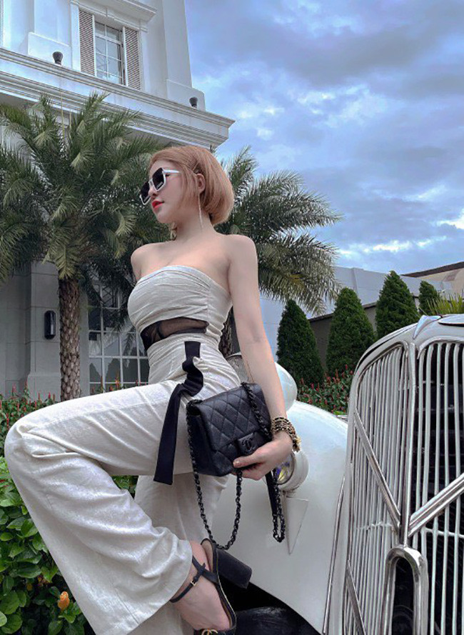 "Chán" váy bodycon, Trâm Anh thỉnh thoảng làm mới mình bằng bộ jumsuit màu kem, tôn lên đường cong hoàn hảo.