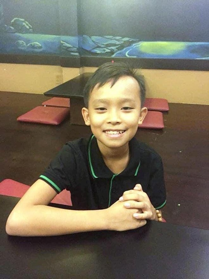 Được biết đây là loạt ảnh làm bồi bàn của Hồ Văn Cường trước khi nổi tiếng. Dù vậy, nụ cười của Hồ Văn Cường vẫn lạc quan khiến cho người ứa nước mắt thì xót xa, thương cảm.