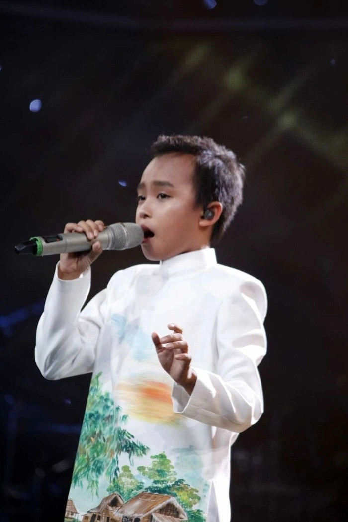 Bước chân ra từ một chương trình tìm kiếm tài năng âm nhạc nhí, Hồ Văn Cường trở thành hiện tượng trong dòng nhạc dân ca thời điểm đó và được ca sĩ Phi Nhung nhận nuôi, lo ăn học. Hai mẹ con sau đó đã cho ra mắt nhiều sản phẩm âm nhạc nhận được sự yêu mến từ khán giả.