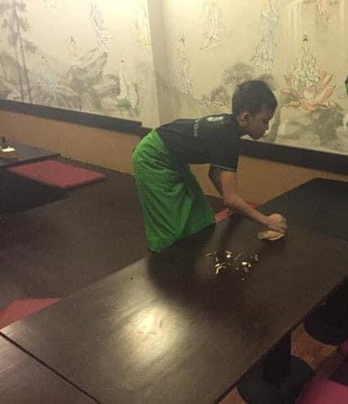 Trước đó, Hồ Văn Cường cũng lấy đi nước mắt với câu chuyện về hoàn cảnh khó khăn: bố làm thợ hồ, mẹ nhổ rau cải thuê. Bản thân Hồ Văn Cường cũng bắt đầu đi làm thêm từ năm lớp 6 để kiếm tiền phụ giúp gia đình.