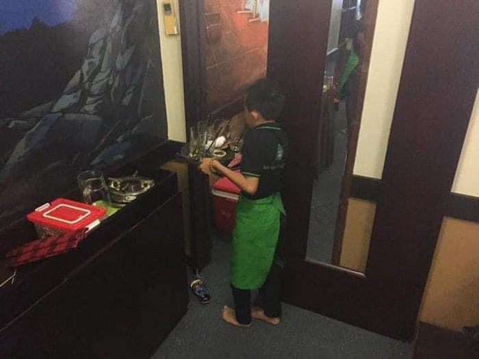 Giọng ca Tiền Giang xuất hiện trong loạt ảnh với thân hình gầy gò, nhỏ thó và khay đồ ăn to hơn cả người. 