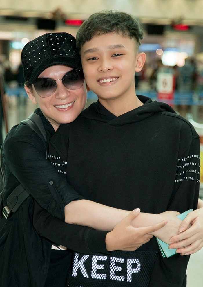 Khi ca sĩ Phi Nhung qua đời, mạng xã hội đã xuất hiện khá nhiều tranh cãi xoay quanh chuyện tiền bạc của cô với Hồ Văn Cường. Hậu lùm xùm, Hồ Văn Cường cũng đã rời công ty của Phi Nhung, đồng thời trao trả toàn bộ các tài khoản mạng xã hội như: fanpage, kênh YouTube... Hiện tại, Hồ Văn Cường tiếp tục được danh ca Ngọc Sơn và bầu Thụy nâng đỡ, tạo điều kiện để trau dồi âm nhạc, phát triển sự nghiệp và đi diễn ở nhiều nơi.