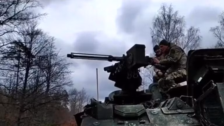 Cai gia Ukraine phai tra khi choc thung phong tuyen Nga bang xe boc thep