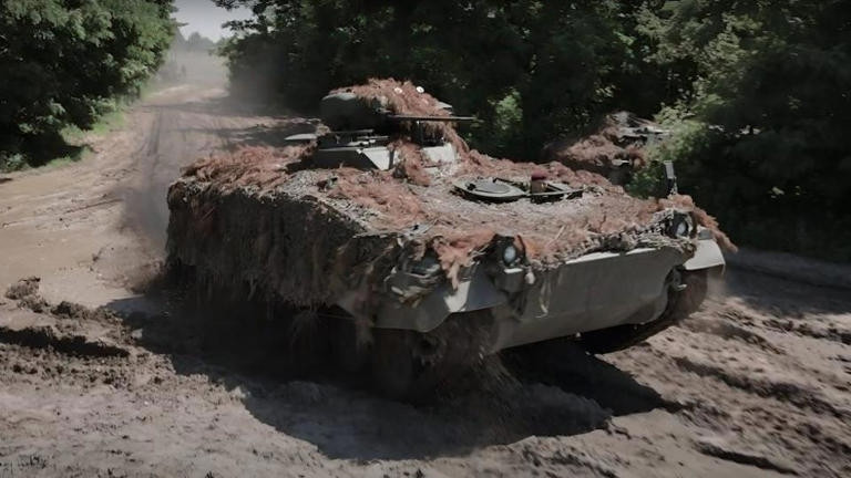 Cai gia Ukraine phai tra khi choc thung phong tuyen Nga bang xe boc thep-Hinh-2