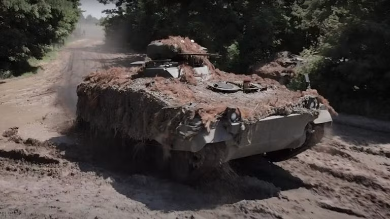 Cai gia Ukraine phai tra khi choc thung phong tuyen Nga bang xe boc thep-Hinh-2