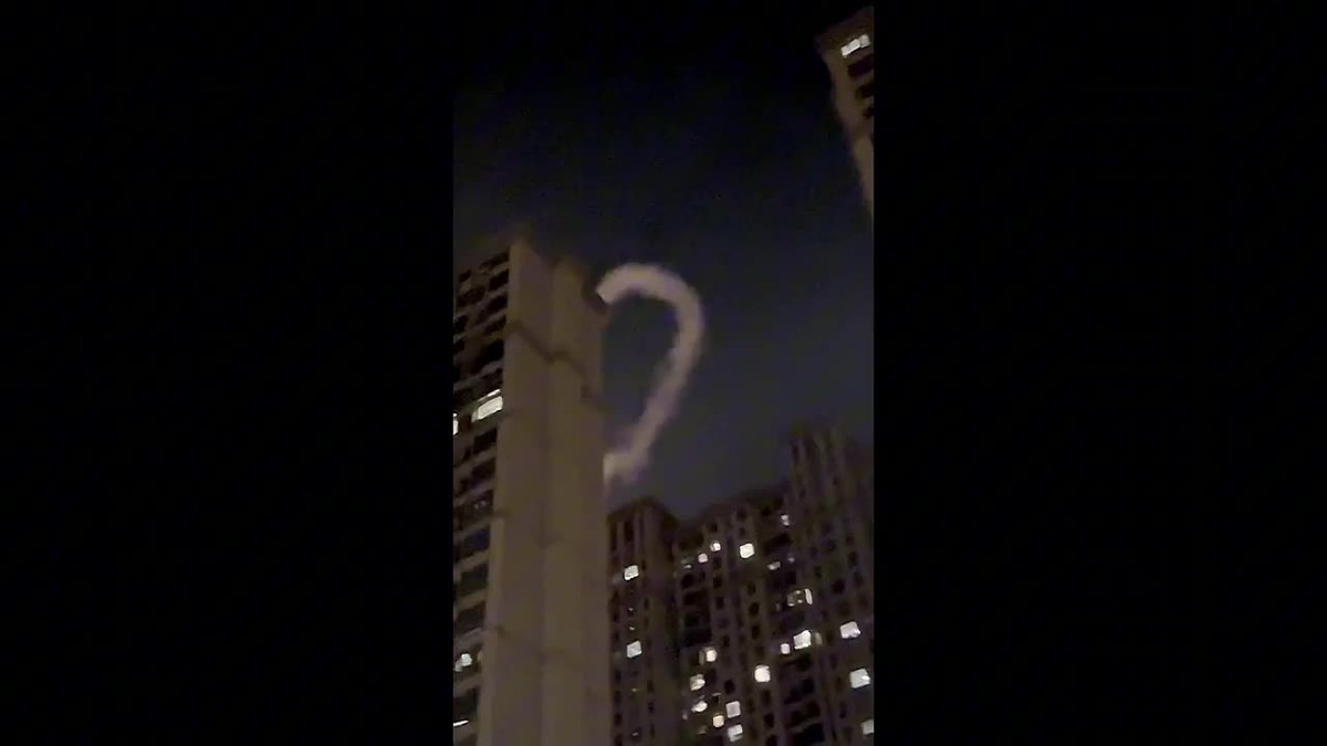 Video: Phát hiện “đám mây khổng lồ” bí ẩn trôi trên không trung Video: Phat hien “dam may khong lo” bi an troi tren khong trung