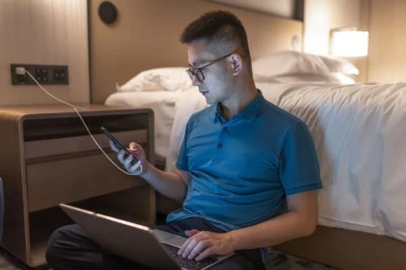 Nhung noi khong nen cam sac dien thoai, de bi danh cap thong tin-Hinh-2