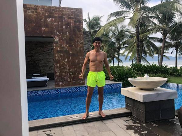 ý Hải còn đầu tư một hệ thống phòng tập để tập luyện, giữ body săn chắc.