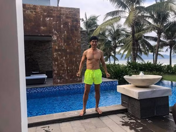 Lý Hải còn đầu tư một hệ thống phòng tập để tập luyện, giữ body săn chắc.