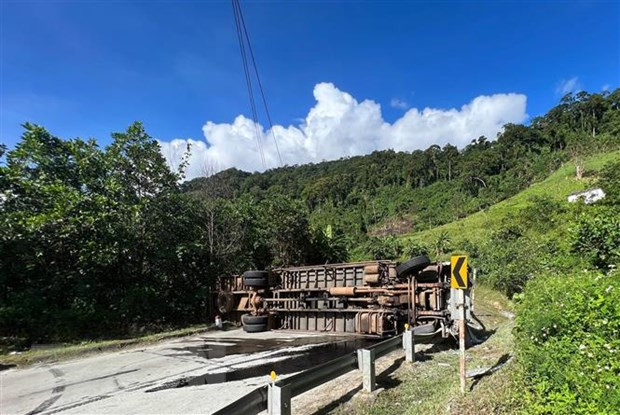 Xe tai gap nan lat nghieng tren deo Lo Xo khien 1 nguoi tu vong