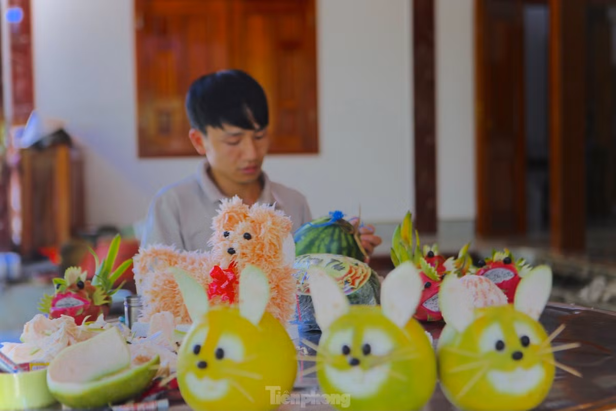 Từ những quả bưởi, thanh long..., chàng trai 9x khéo tay “biến hoá” thành những con vật ngộ nghĩnh.