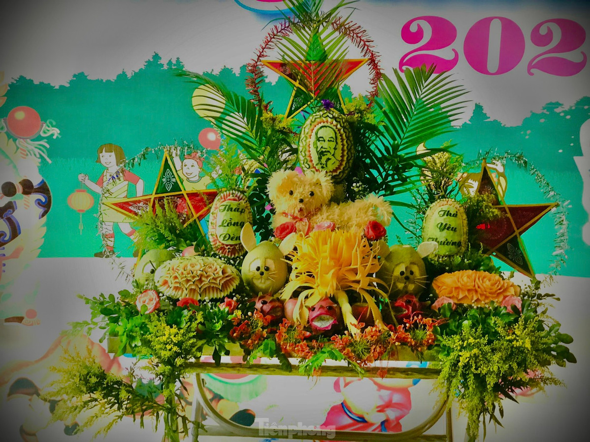 Những năm qua việc cắt tỉa hoa, quả làm mâm cỗ trung thu được nhiều người quan tâm. Trong ảnh một mâm cỗ đã hoàn thiện được một đơn vị đặt để tổ chức vui trung thu cho các em thiếu nhi.