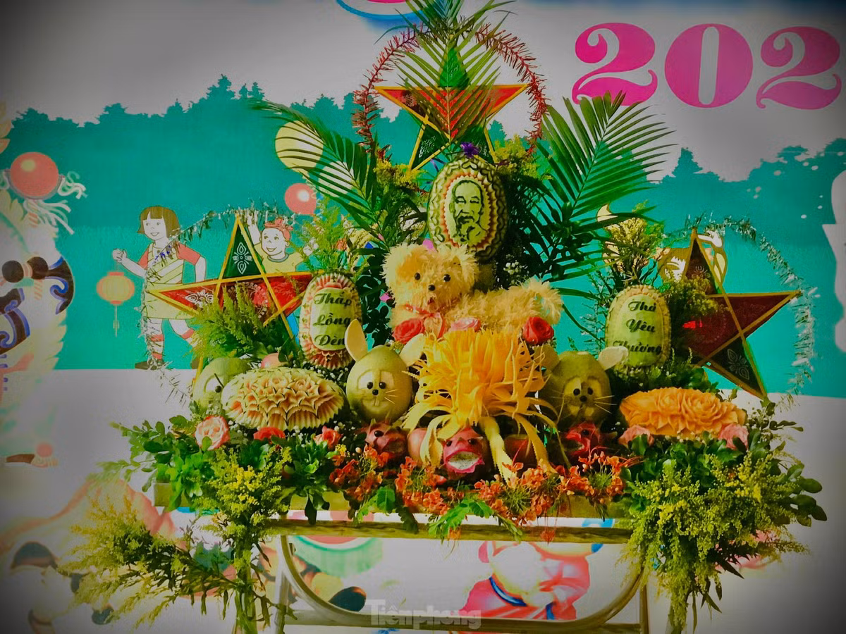 Những năm qua việc cắt tỉa hoa, quả làm mâm cỗ trung thu được nhiều người quan tâm. Trong ảnh một mâm cỗ đã hoàn thiện được một đơn vị đặt để tổ chức vui trung thu cho các em thiếu nhi.