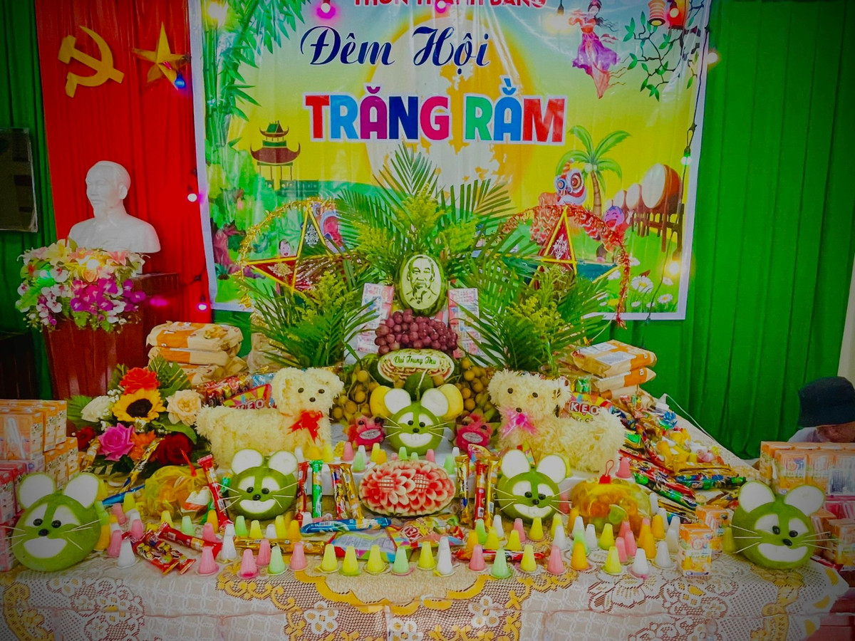 Mâm cỗ trung thu có đầy đủ hoa, quả và bánh kẹo, đèn lồng sắc màu tạo nên bữa tiệc vô cùng phong phú.