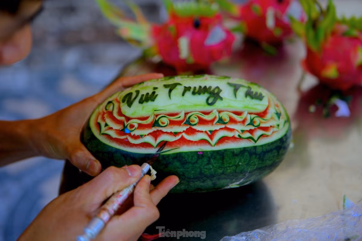 Cùng chiếc dao tỉa hoa quả, anh Thiết tỉ mỉ tạo những đường nét hoa, chữ trên quả dưa. Mỗi thành phẩm mất hơn 30 phút để hoàn thiện. "Công việc này đòi hỏi tính thẩm mỹ cao. Vì thế luôn phải cẩn thận ở từng đường nét, chi tiết", anh Thiết nói.