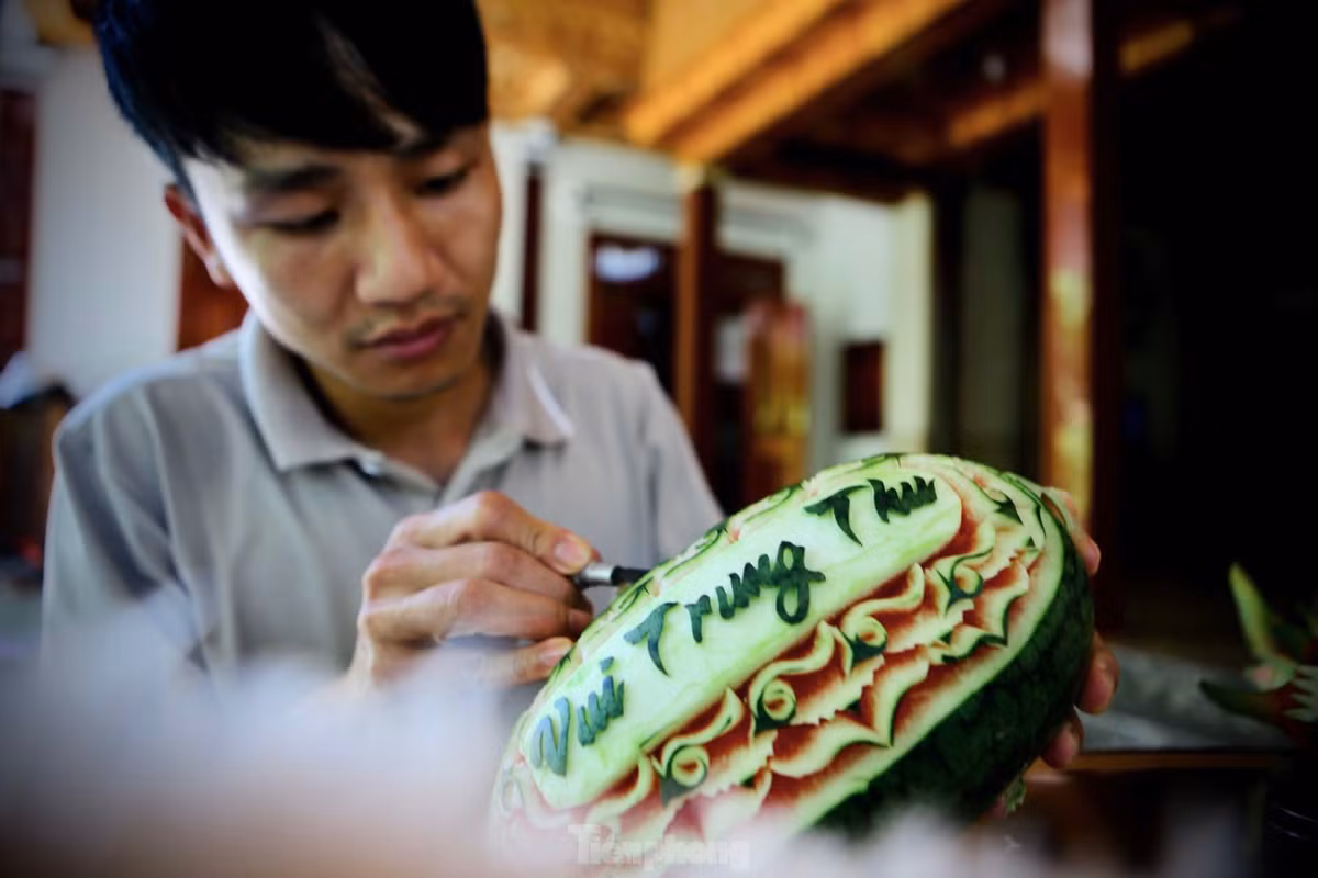 Vì số lượng khách đặt cận kề trung thu ngày càng đông nên anh phải làm việc cả ngày lẫn đêm để đủ hàng giao cho khách. Theo anh Thiết, năm nay một số nơi tổ chức sớm nên từ đầu tháng 8 âm lịch, người dân đã đặt dịch vụ cắt tỉa mâm cỗ.