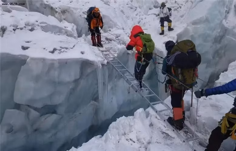 Vi sao nguoi bo mang tren dinh Everest phai nam tai do mai mai?-Hinh-4