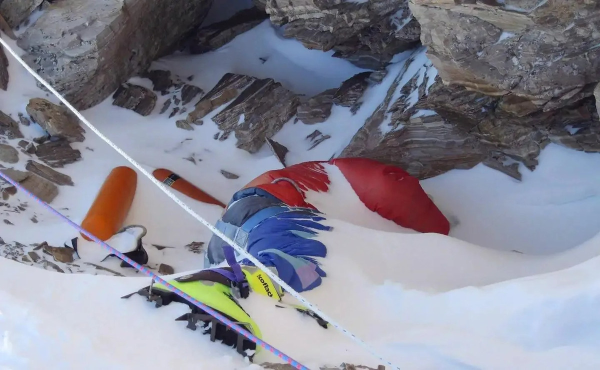 Vi sao nguoi bo mang tren dinh Everest phai nam tai do mai mai?