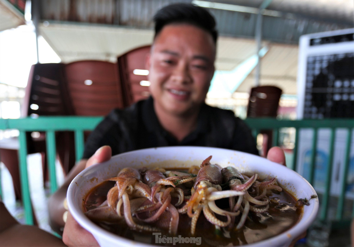 Lãnh đạo UBND xã Kỳ Lợi nói rằng Khu ẩm thực mực nháy Vũng Áng đã trở thành điểm đến quen thuộc của du khách. Vào mùa, mỗi ngày tại khu vực này đón hàng trăm lượt khách đến thưởng thức đặc sản này, đông nhất vào cuối tuần, ngày lễ.