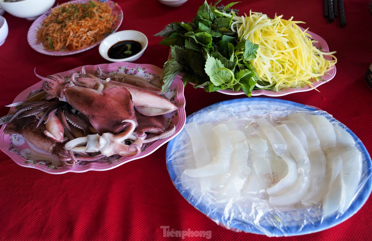 Mực nháy được chế biến chủ yếu 2 món là hấp và gỏi. Gia vị không thể thiếu khi ăn là mù tạt hoặc nước mắm gừng, kẹp lá lốt.