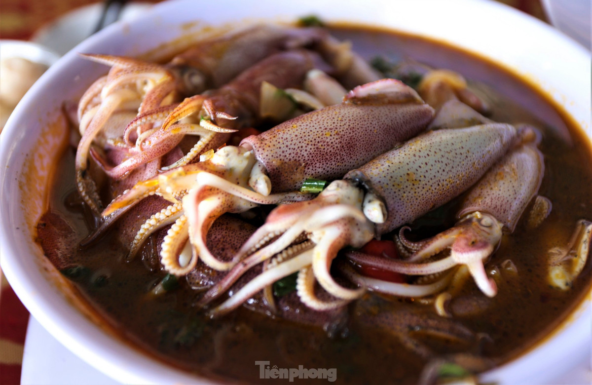 Một món đặc biệt khác mà không phải ai cũng biết đến là mực kho nước cá. Với những gia vị riêng biệt, đầu bếp chế biến món ăn cực hấp dẫn.