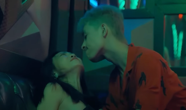 Dao dien noi gi ve canh nong, bao luc tren phim Viet gio vang?