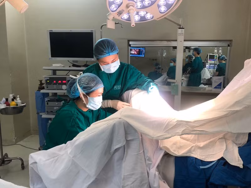 Be gai bi u mau trong am dao va ly do me be khong the ngo