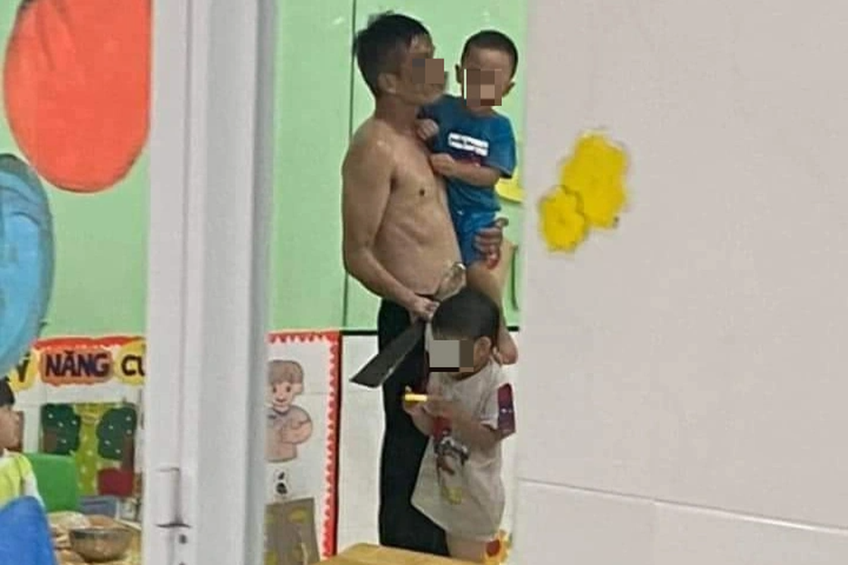 Kẻ cầm dao uy hiếp 2 bé ở trường có đời sống phức tạp Ke cam dao uy hiep 2 be o truong co doi song phuc tap