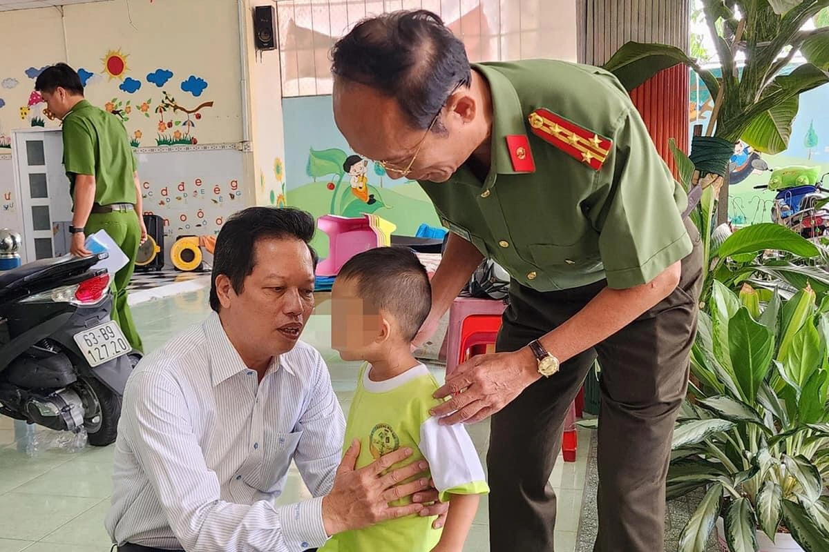 Kẻ cầm dao uy hiếp 2 bé ở trường có đời sống phức tạp - Hình 3 Ke cam dao uy hiep 2 be o truong co doi song phuc tap-Hinh-3