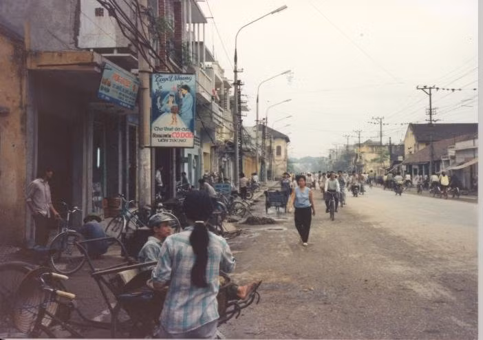 Góc Hàng Bột – Tôn Đức Thắng, gần nhà thờ Hàng Bột.