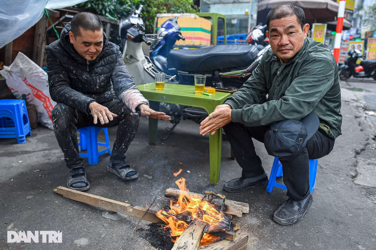 TPHCM nắng rát mặt, Hà Nội khốn khổ vì rét buốt - Hình 3 TPHCM nang rat mat, Ha Noi khon kho vi ret buot-Hinh-3