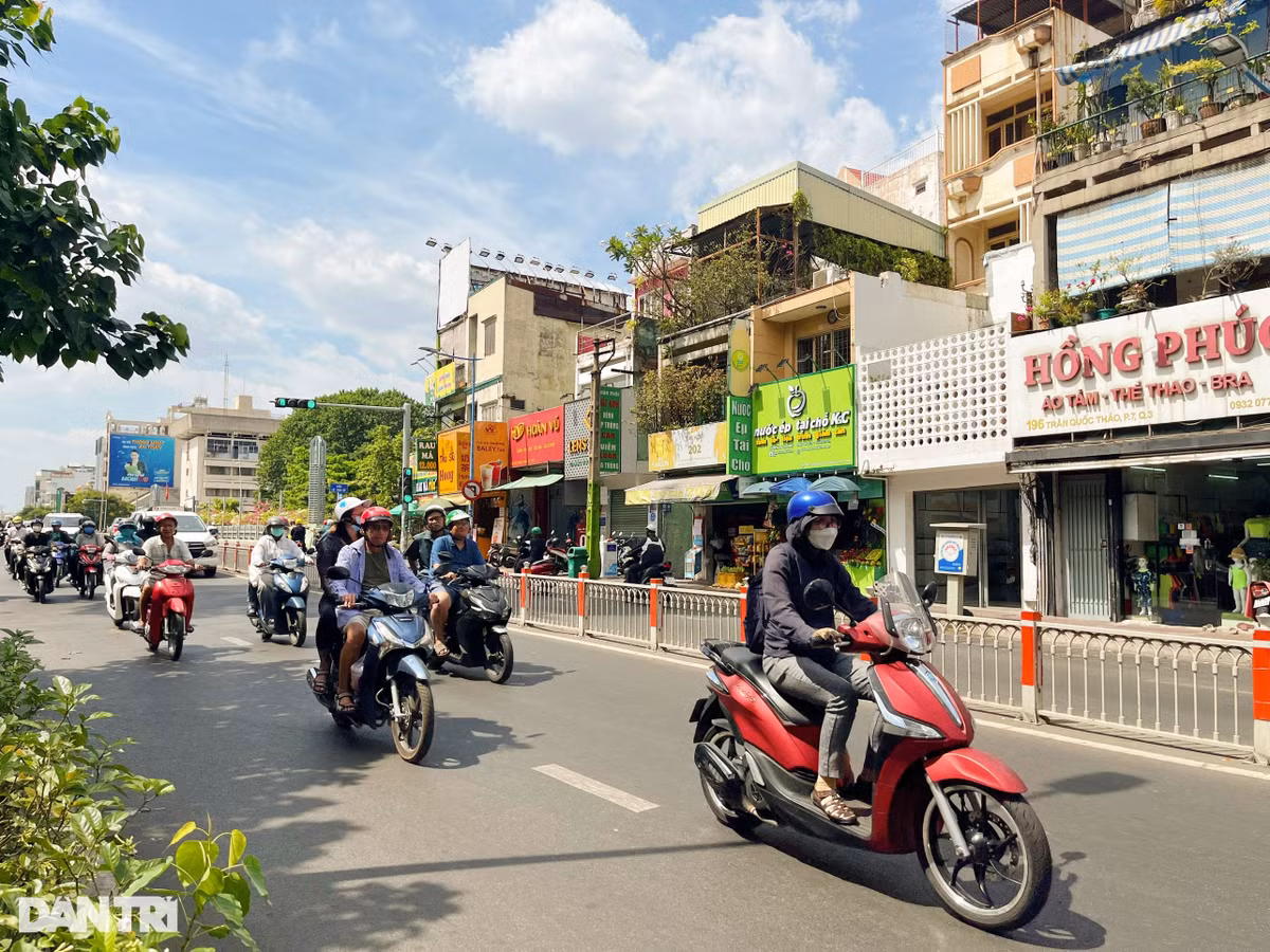 TPHCM nắng rát mặt, Hà Nội khốn khổ vì rét buốt - Hình 4 TPHCM nang rat mat, Ha Noi khon kho vi ret buot-Hinh-4
