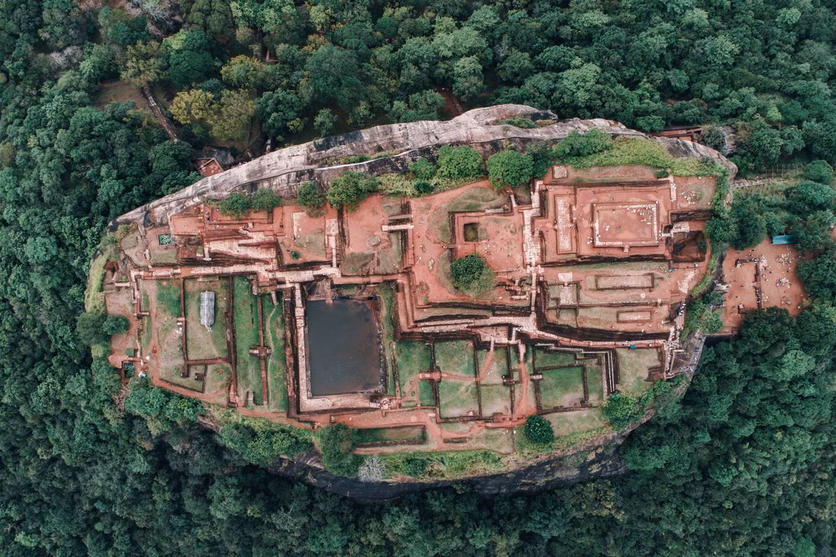 Theo các nhà nghiên cứu, Sigiriya được khởi xây dưới triều vua Kassapa I vào thế kỷ thứ năm. Ban đầu các hang núi ở nơi đây được dùng làm tu viện Phật giáo, sau này cung điện và vườn cảnh được xây thêm. Ảnh: Picker's Pocket.