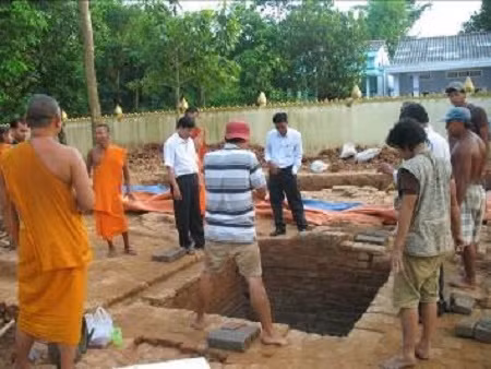 Phat lo 12 hien vat bang vang khi dao khao co o Tra Vinh