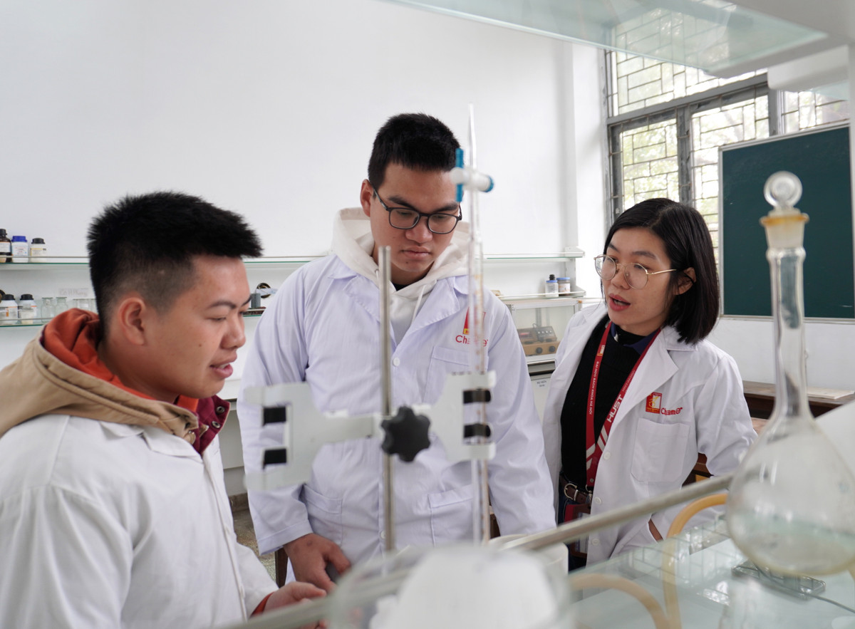 Nu tien sy ve nuoc khoi nghiep, bo luong tien ty o troi Tay