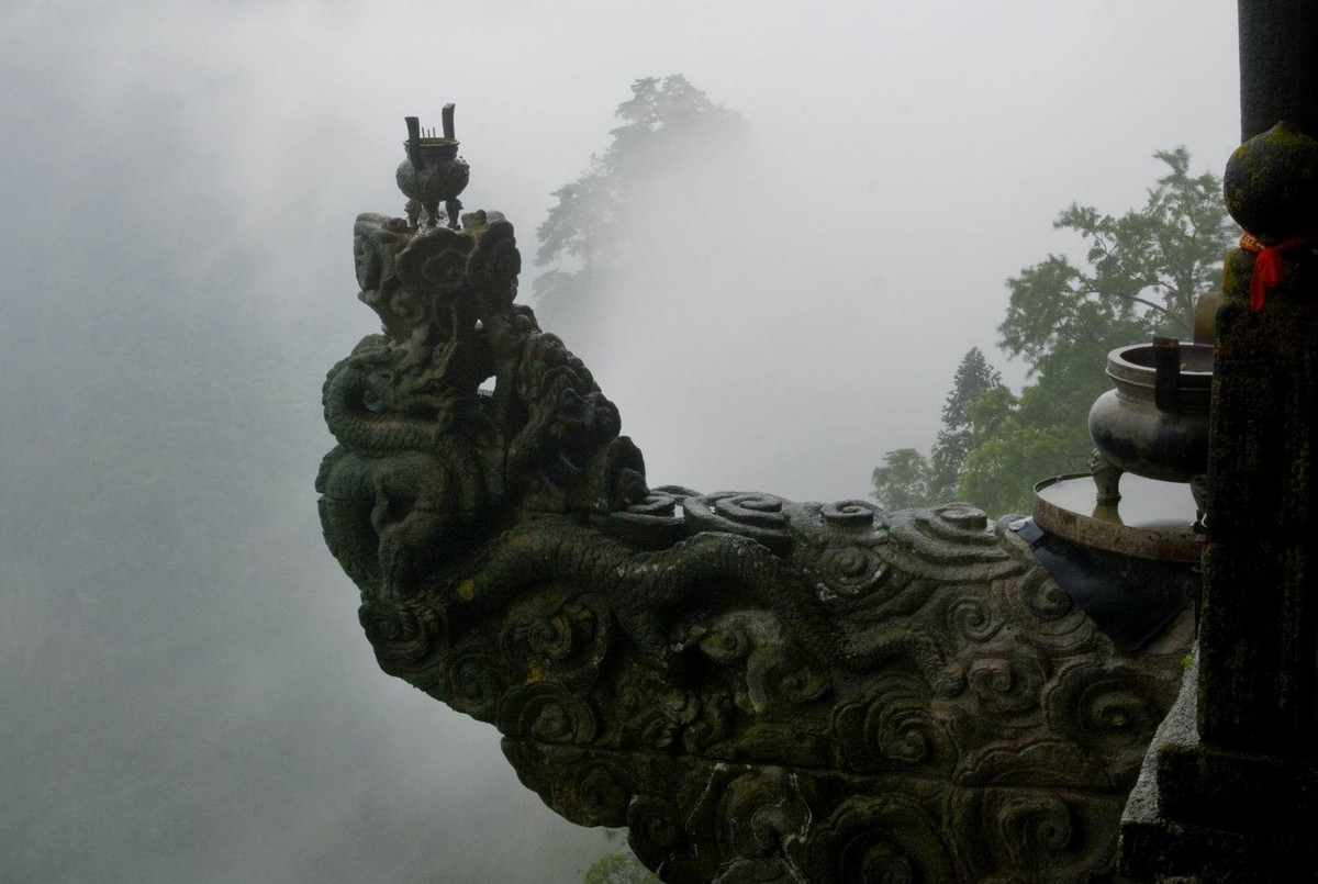 Ngọn núi này là một vùng đất thánh của Đạo giáo, nơi khai sinh môn võ Thái Cực quyền được cả thế giới biết đến của Trung Hoa. Ảnh: WallpaperAccess.