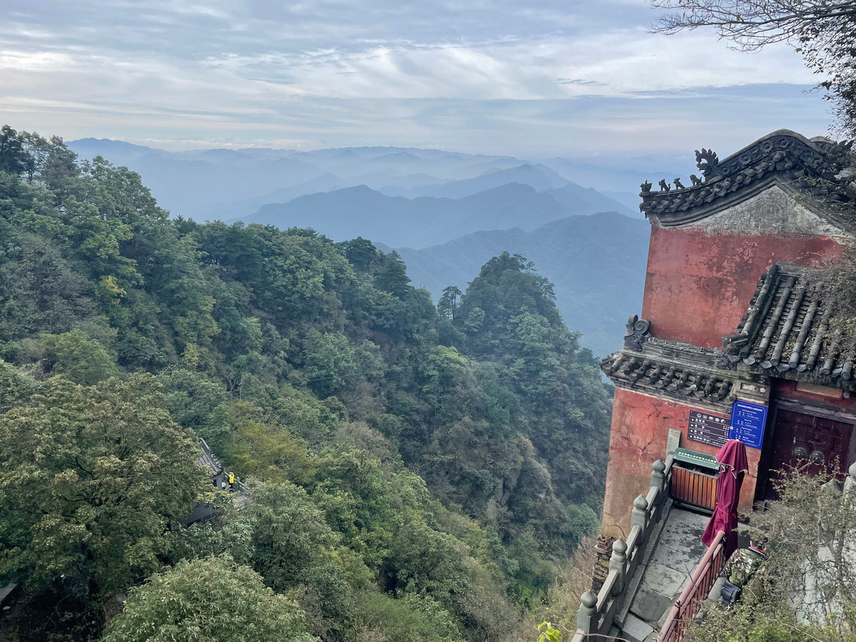 Đạo giáo ở núi Võ Đang bắt đầu từ đời Chu do Doãn Hy mở. Theo truyền thuyết, Doãn Hy về ở ẩn tại Võ Đang sơn dưới chân vách đá Tam Thiên Môn. Ảnh: Rachel Meets China.