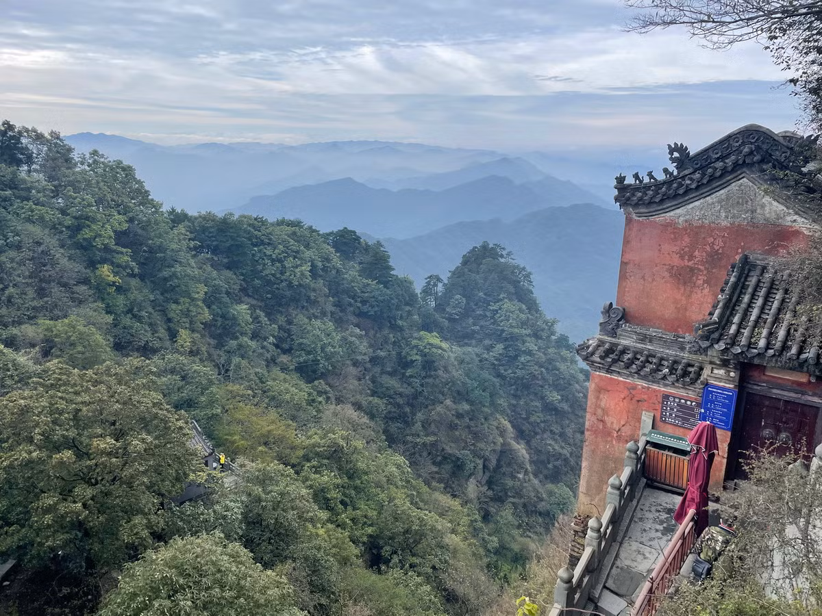 Đạo giáo ở núi Võ Đang bắt đầu từ đời Chu do Doãn Hy mở. Theo truyền thuyết, Doãn Hy về ở ẩn tại Võ Đang sơn dưới chân vách đá Tam Thiên Môn. Ảnh: Rachel Meets China.