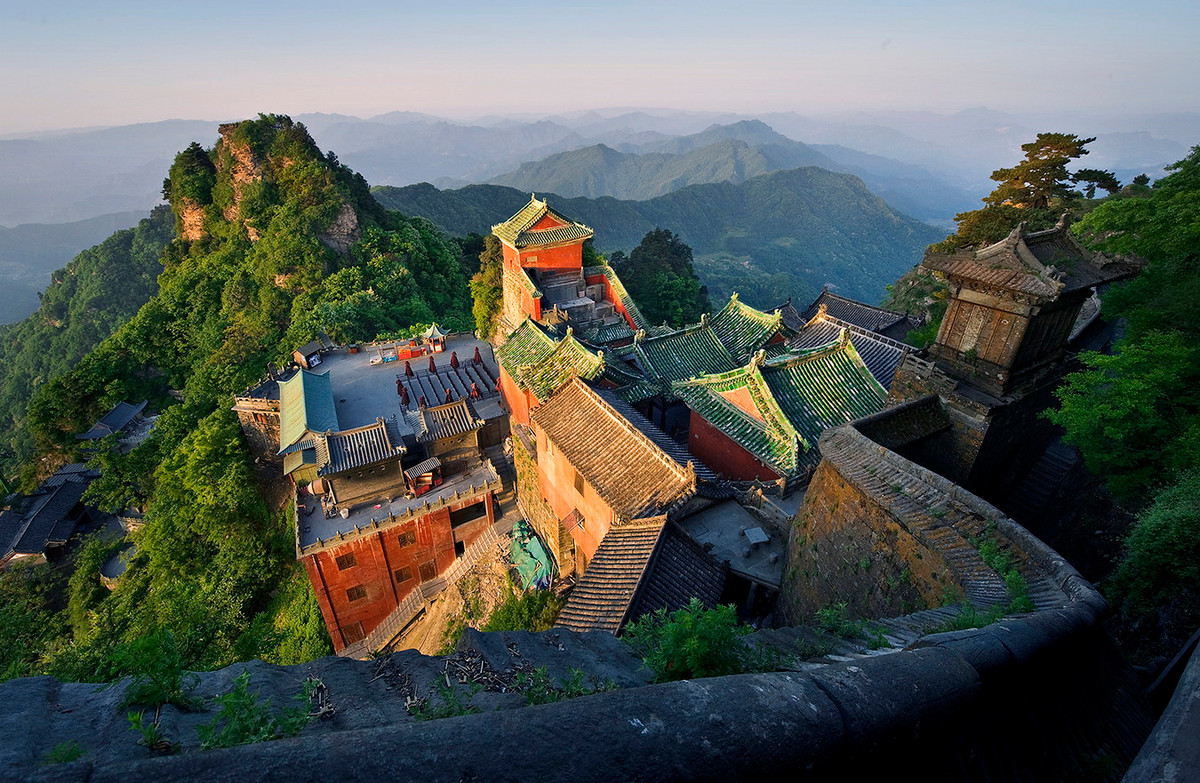 Không chỉ nổi tiếng với cảnh đẹp và các công trình kiến trúc cổ, núi Võ Đang còn được nhiều người biết đến thông qua các tác phẩm kiếm hiệp của nhà văn Kim Dung. Ảnh: Trip.com.