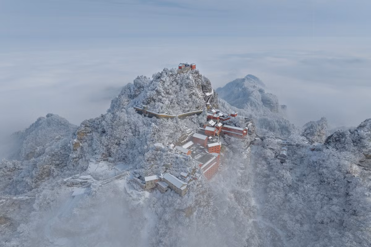 Đạo giáo ở núi Võ Đang thịnh vượng nhất vào thời Minh. Việc này có quan hệ trực tiếp đến việc Yên vương Chu Đệ - người sau này trở thành hoàng đế thứ ba của nhà Minh - có sự hỗ trợ tinh thần từ các đạo sư nơi đây. Ảnh: 1x.com.