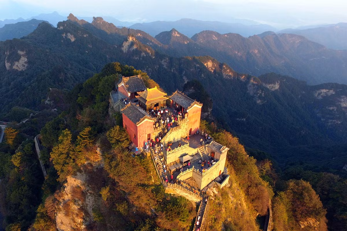 Nằm ở phía Nam thành phố Thập Yển, tỉnh Hồ Bắc, núi Võ Đang là một ngọn núi thiêng nổi tiếng trong lịch sử Trung Quốc. Ảnh: China National Tourist Office.