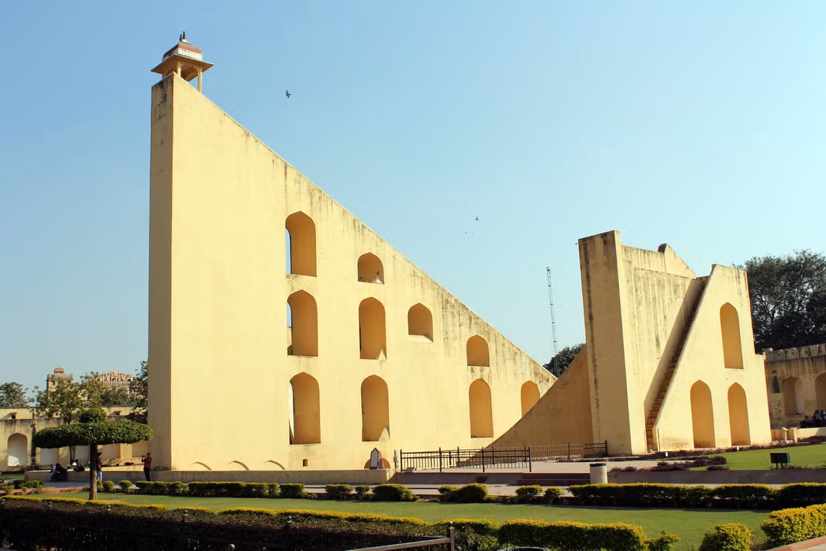 Khu phức hợp ở jaipur gồm 19 công trình kiến trúc lạ mắt, mỗi công trình có một chức năng riêng biệt. Gây ấn tượng nhất trong số đó là Samrat Yantra, một hình tam giác khổng lồ cao 20 mét, hoạt động như một đồng hồ mặt trời. Ảnh: Wikipedia.