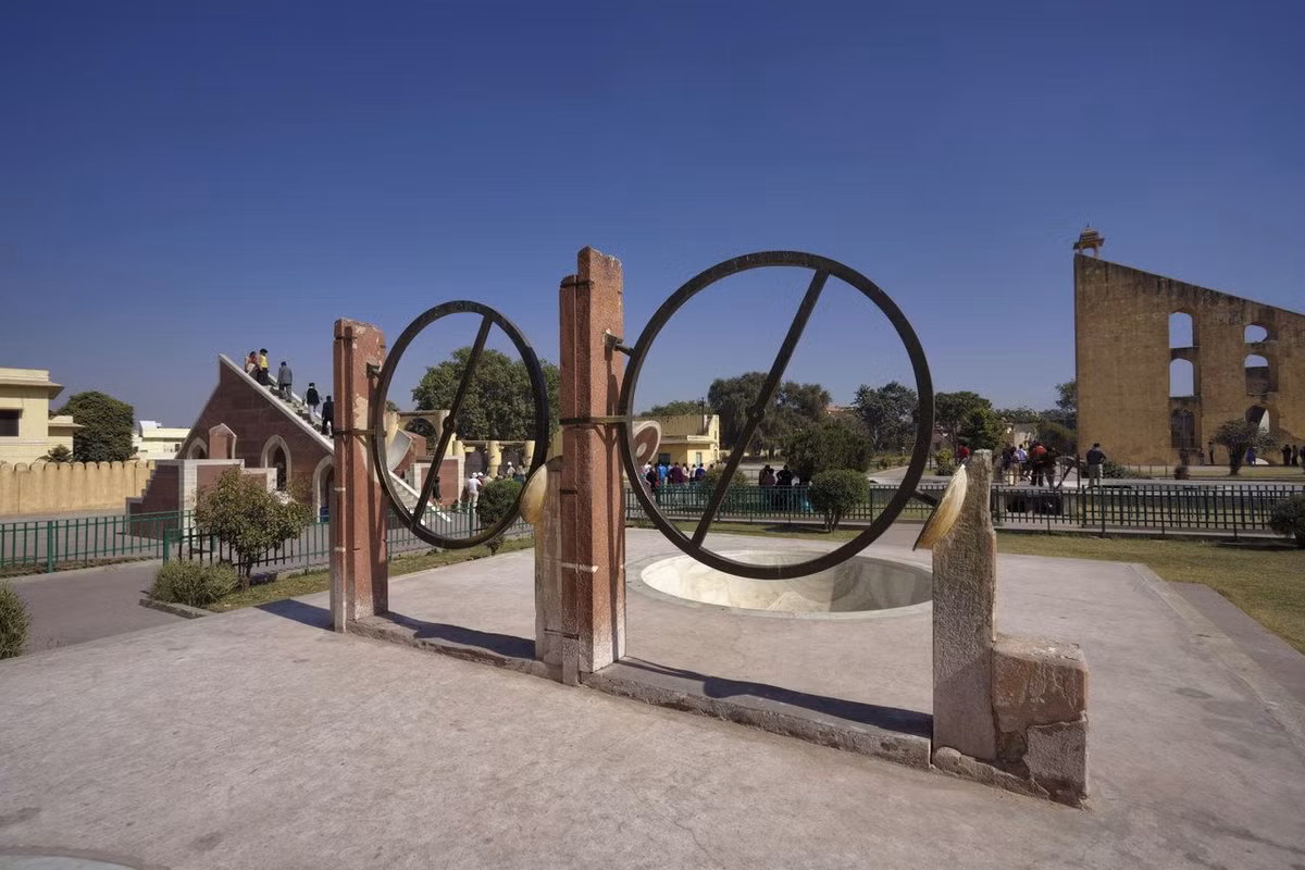 Chakra Yantra gồm bốn vòng cung hình bán nguyệt, tạo ra bóng đổ để xác định độ lệch của Mặt Trời vào bốn thời điểm xác định trong ngày, cho biết thời điểm đang là buổi trưa tại bốn đài thiên văn trên khắp thế giới. Ảnh: Vacationindia.com. 