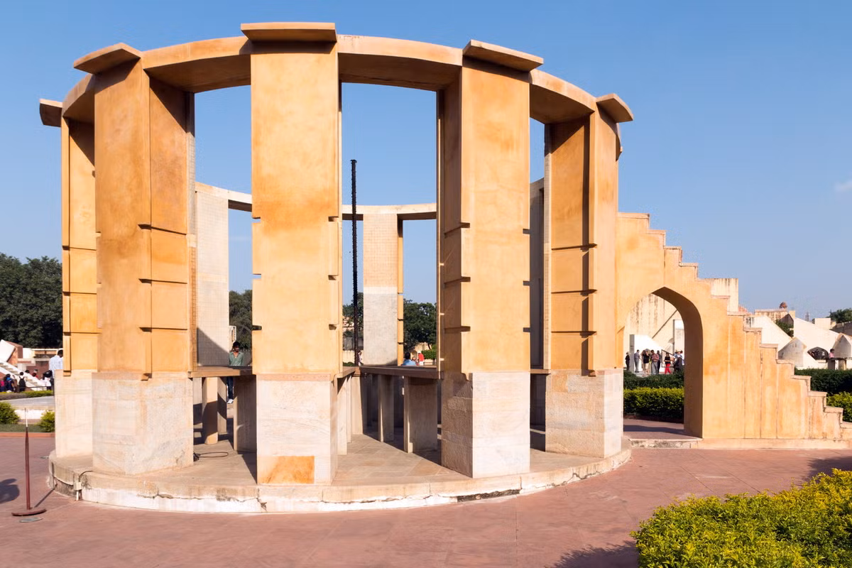 Rama Yantra gồm hai cấu trúc hình trụ lớn có đỉnh mở với một trụ thẳng đứng ở trung tâm, dùng để đo độ cao của các ngôi sao dựa trên vĩ độ và kinh độ của Trái đất. Ảnh: Wikipedia.